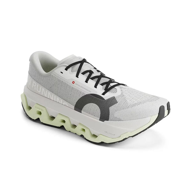 On Cloudmonster 3 Hyper løbesko herre i Ivory/Linen har en chunky, lysegrøn sål for maksimal dæmpning, sorte snørebånd og et stort sort O-logo på siden, der vises i en vinkel mod en almindelig hvid baggrund.