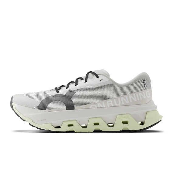 On Cloudmonster 3 Hyper løbesko herre i Ivory/Linen har sorte detaljer, ON-logoet på siden og de karakteristiske Cloudmonster 3 Hyper-udskæringer i sålen for maksimal dæmpning.