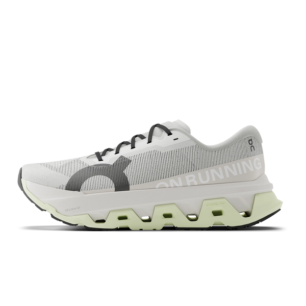 On Cloudmonster 3 Hyper løbesko herre i Ivory/Linen har sorte detaljer, ON-logoet på siden og de karakteristiske Cloudmonster 3 Hyper-udskæringer i sålen for maksimal dæmpning.
