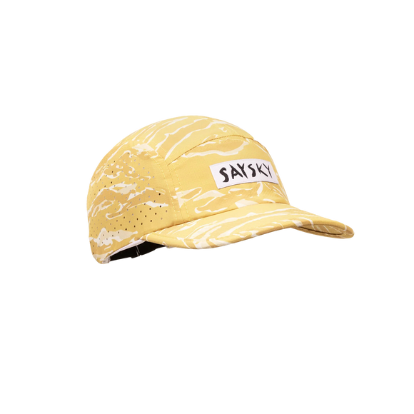 Saysky Combat Air Cap, Unisex i Yellow Camo, har et hvidt abstrakt design, Saysky-patch foran, buet skygge, ventilationshuller i siden og er åndbar for komfort på dine løbeture.