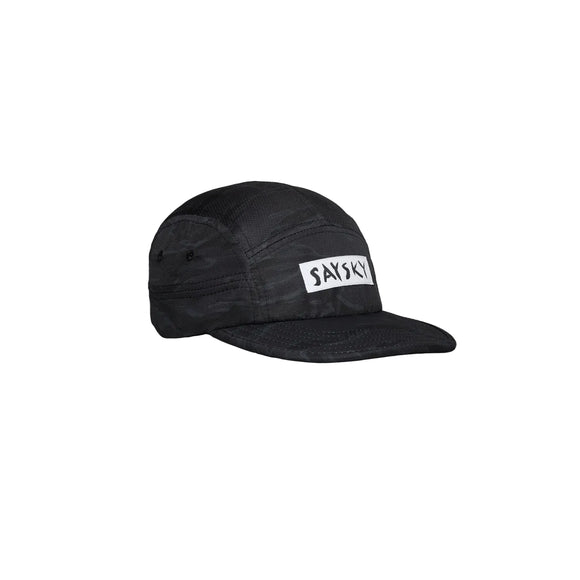 Saysky Combat Cap i sort camouflage med en konstruktion bestående af fem paneler og et hvidt, rektangulært logo-mærke foran.