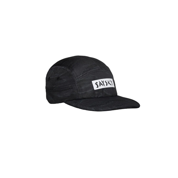 Saysky Combat Cap i sort camouflage med en konstruktion bestående af fem paneler og et hvidt, rektangulært logo-mærke foran.