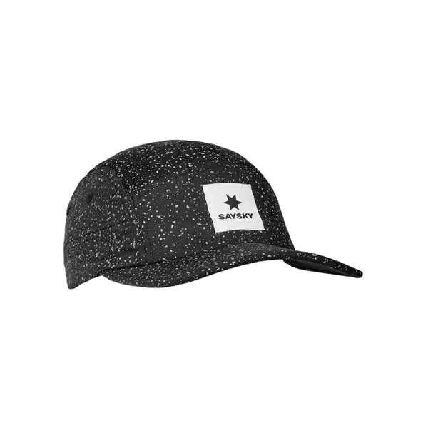 Saysky Combat Cap, Unisex, Black Universe har et hvidplettet mønster og et rektangulært mærke foran med en sort stjerne og teksten "SAYSKY". Denne svedtransporterende kasket er vist mod en almindelig hvid baggrund.