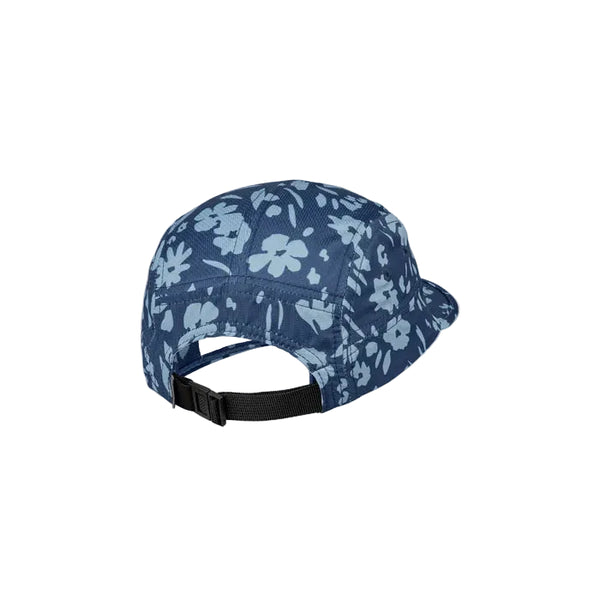 Saysky Combat Cap, Unisex, Blue Flower har et lyseblåt blomstermønster, en justerbar sort strop og en buet skygge. Dens svedtransporterende design gør den perfekt til løbeture eller udendørs eventyr. Vist fra bagsiden.