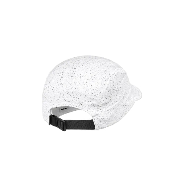 Bagsiden af Saysky Combat Cap, Unisex, White Universe: en hvid løbecap med sorte prikker, sort justerbar strop og klips. Med svedtransporterende stof, glat, afrundet form og buet skygge. Vist på en almindelig hvid baggrund.
