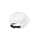 Bagsiden af Saysky Combat Cap, Unisex, White Universe: en hvid løbecap med sorte prikker, sort justerbar strop og klips. Med svedtransporterende stof, glat, afrundet form og buet skygge. Vist på en almindelig hvid baggrund.