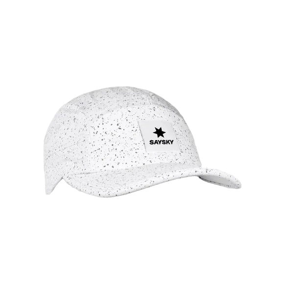 Den hvide Saysky Combat Cap, Unisex, White Universe, har sorte prikker og et rektangulært frontpatch med sort stjerne og SAYSKY-logo. Perfekt svedtransporterende løbecap til både træning og hverdag.
