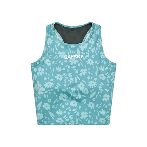 Saysky Flower Combat Crop Top, Dame, Light Blue Flower har et hvidt blomstermønster, brandlogo på brystet, brede skulderstropper, rund halsudskæring og giver medium støtte - perfekt til løbere.