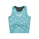 Saysky Flower Combat Crop Top, Dame, Light Blue Flower har et hvidt blomstermønster, brandlogo på brystet, brede skulderstropper, rund halsudskæring og giver medium støtte - perfekt til løbere.