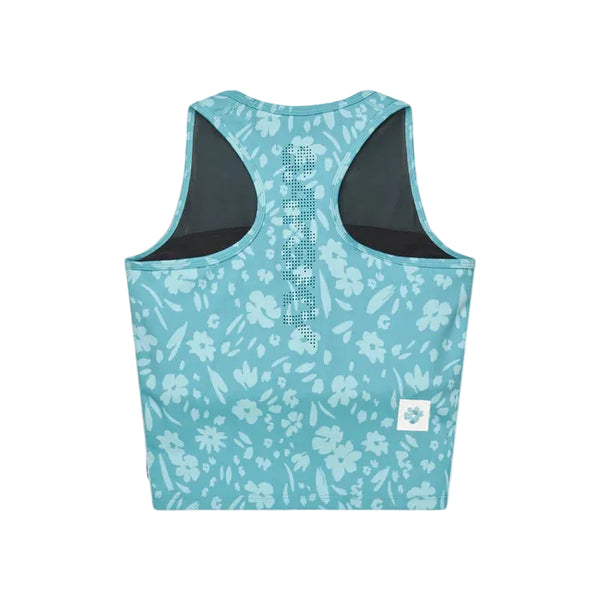 Saysky Flower Combat Crop Top, Dame, Light Blue Flower har et hvidt blomstermønster, sorte meshpaneler under armene, ventilationshuller på ryggen og et hvidt logomærke bagpå. Perfekt til løbere, der søger komfort og stil.