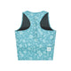 Saysky Flower Combat Crop Top, Dame, Light Blue Flower har et hvidt blomstermønster, sorte meshpaneler under armene, ventilationshuller på ryggen og et hvidt logomærke bagpå. Perfekt til løbere, der søger komfort og stil.