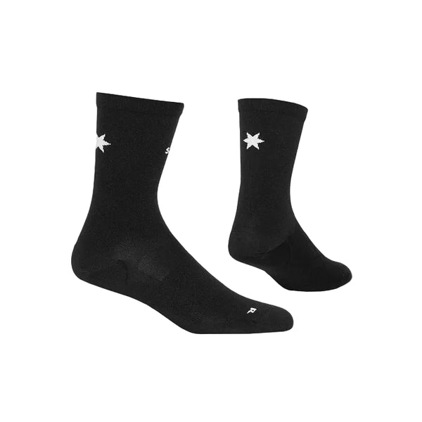 Et par Saysky Combat High Socks, Unisex, Black, med en hvid stjerne i toppen og et lille "R" på højre tå for performancekomfort, er vist på en hvid baggrund.