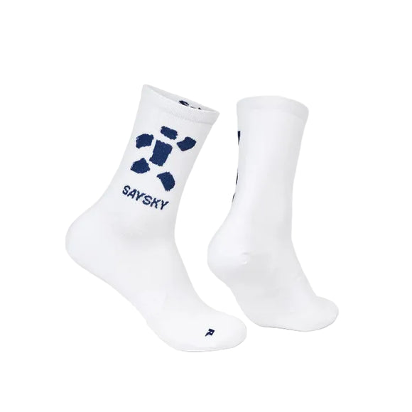 Her ses to hvide unisex Combat High-strømper fra Saysky i serien »Checks Of Edo«, der hver især har et blåt geometrisk mønster og ordet »SAYSKY« trykt ved anklen. Disse funktionsstrømper har et rent design og fremstår tydeligt på en ensfarvet hvid baggrund.