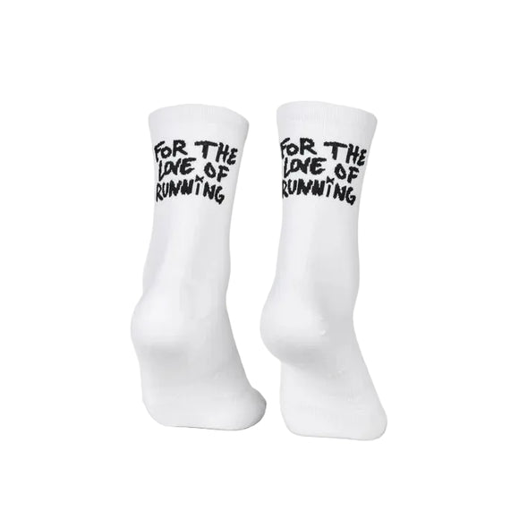 Et par Saysky Combat High-strømper, unisex og hvide, udstillet stående med teksten »FOR THE LOVE OF RUNNING« trykt med fed sort skrift på bagsiden af hver strømpe.