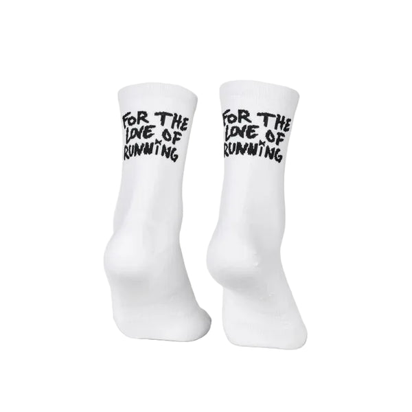 Et par Saysky Combat High-strømper, unisex og hvide, udstillet stående med teksten »FOR THE LOVE OF RUNNING« trykt med fed sort skrift på bagsiden af hver strømpe.