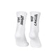 Her er din omskrevne sætning: To hvide Saysky Combat High Socks, unisex, Stay Hungry, vises stående. Den venstre strømpe har teksten »STAY HUNGRY« i sort, mens den højre har teksten »KEEP CHASING« i sort – begge tekster er trykt lodret. Disse unisex-træningsstrømper er de perfekte performance-strømper til din næste træning.