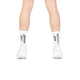 En person iført Saysky Combat High Socks, Unisex, Stay Hungry, hvor der står »STAY HUNGRY« på venstre strømpe og »KEEP CHASING« på højre strømpe, står med let spredte ben foran en hvid baggrund. Disse højtydende træningsstrømper er designet til at inspirere og motivere – perfekte til enhver træningssession.