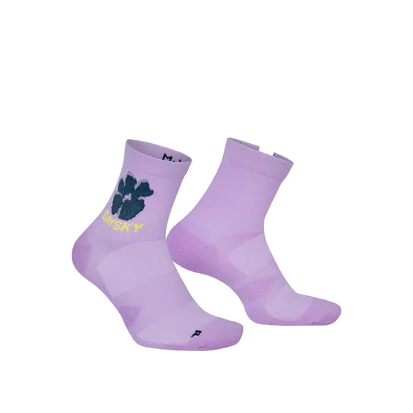 Saysky Combat Quarter Socks er unisex, lyslilla sokker med et mørkt poteaftryk og gult "SKY" på siden, designet til performancekomfort. Vises mod en hvid baggrund.