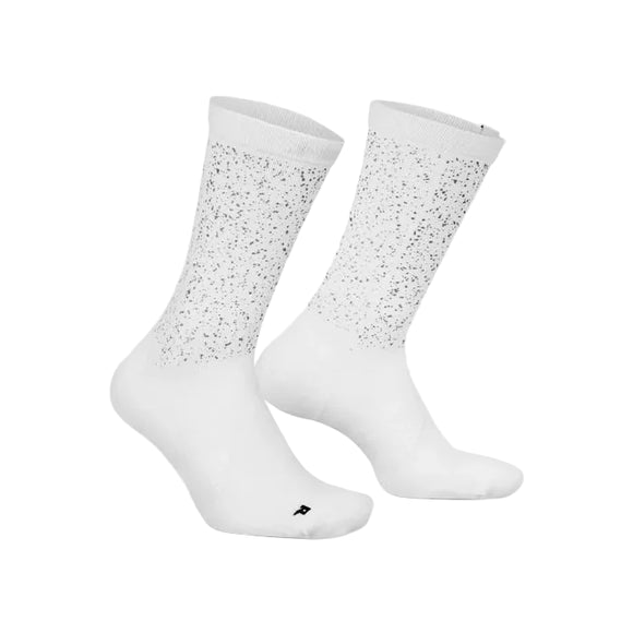Saysky Reflective Combat High Socks, Unisex, White, har en sortplettet overdel, hvide tæer og et lille sort "R" på højre strømpe, så det er nemt at identificere foden. Designet til præstationskomfort.