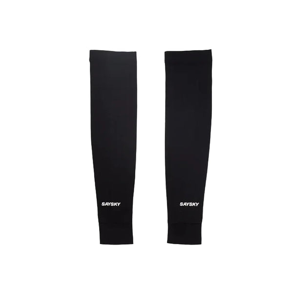 Et par unisex Combat Rib Sleeves i sort fra Saysky med det hvide Saysky-logo nær håndleddet, vist på en almindelig hvid baggrund.