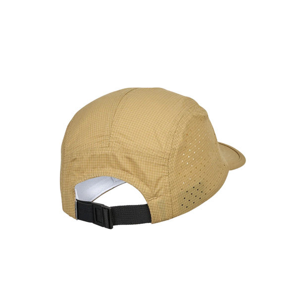 Saysky Combat Shield-kasketten, unisex i beige, er her afbilledet set bagfra, hvilket fremhæver de små ventilationshuller på sidepanelerne, det funktionsmateriale med gitterstruktur samt en justerbar sort rem med spænde, der sikrer en tilpasset pasform. Det delvist synlige inderfor bidrager til det detaljerede design.