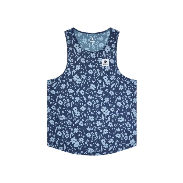 Saysky Flower Combat Singlet, Herre, Blue Flower er en ærmeløs løbetop med et blåt og lyseblåt blomstermønster og en lille hvid logopatch øverst til venstre på brystet, vist fladt på en hvid baggrund.