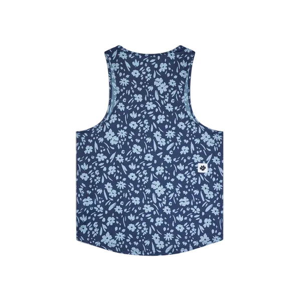 Saysky Flower Combat Singlet, Herre, Blue Flower er en blå ærmeløs løbetop med et lyseblåt blomstermønster. Set bagfra har den et lille hvidt rektangulært blomstermærke syet tæt på højre kant.