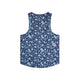 Saysky Flower Combat Singlet, Herre, Blue Flower er en blå ærmeløs løbetop med et lyseblåt blomstermønster. Set bagfra har den et lille hvidt rektangulært blomstermærke syet tæt på højre kant.