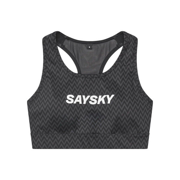 Saysky Zig Zag Combat Sports Bra, Dame, Black Zigzag er fremstillet af genanvendt Combat-materiale og har et elegant sort zigzag-design med fedt SAYSKY-print - ideel til højintensive løbeture takket være den støttende racerback-stil.