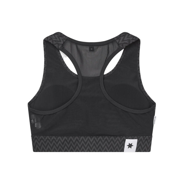 Saysky Zig Zag Combat Sports Bra, Dame, Black Zigzag er en racerback-model med mesh-rygpanel og chevron-bånd, fremstillet af genanvendt Combat-materiale. Har et stjernelogo nederst til højre på ryggen. Ideel til løb med høj intensitet.