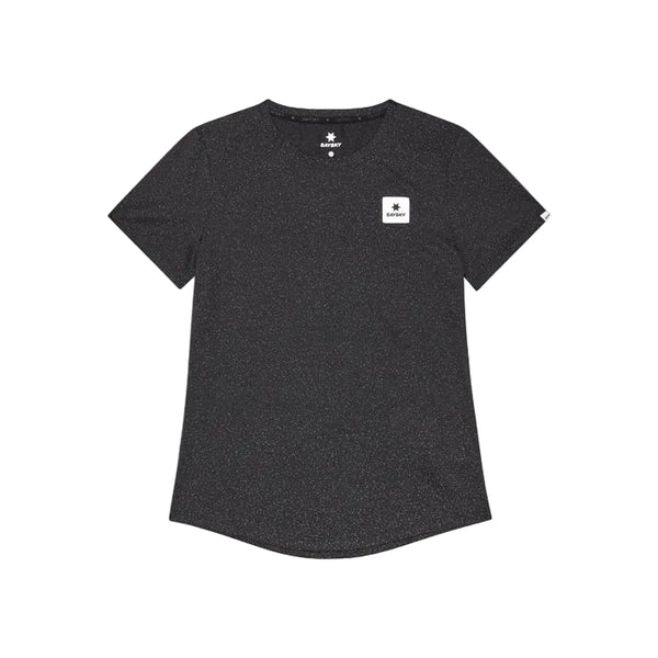 Saysky Universe Combat T-Shirt, Dame, Black Universe, har et diskret prikket mønster og et hvidt logopatch øverst på venstre bryst. Denne hurtigtørrende løbetøj er lagt fladt på en hvid baggrund.