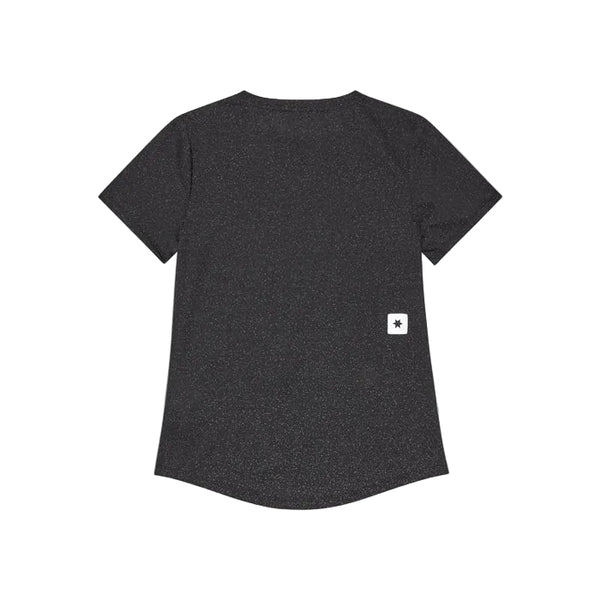 Saysky Universe Combat T-Shirt, Dame, Black Universe ligger fladt med ryggen opad. Et lille hvidt rektangulært mærke med en sort stjerne sidder nederst til højre - perfekt som hurtigtørrende løbetøj.