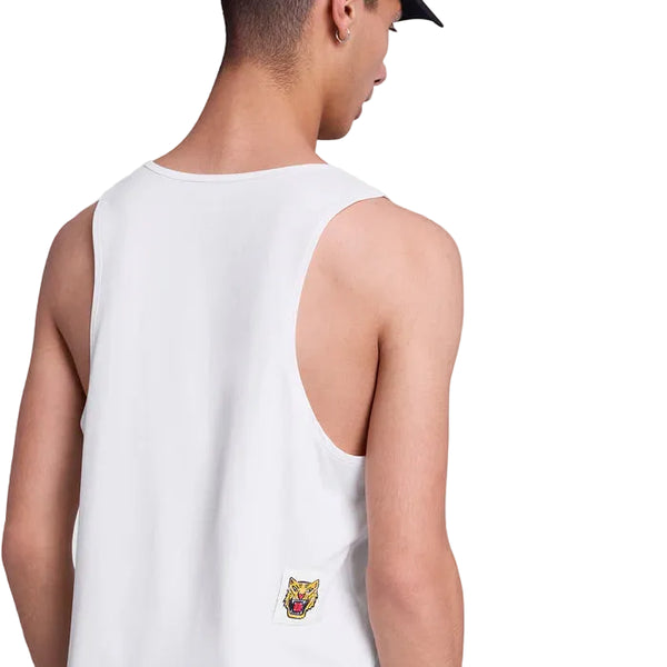 En person set bagfra er iført en hvid Saysky Tiger Combat Pro Singlet, Herre og en sort kasket. Den hurtigtørrende singlet har et lille farverigt tigeransigt nær lænden for stil og optimal åndbarhed.