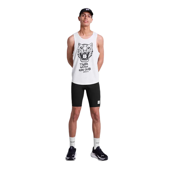 En mand står med ansigtet fremad iført den hvide Saysky Tiger Combat Pro Singlet (Herre) med tigergrafik og tekst, parret med sorte sportsshorts, hvide sokker, sorte sneakers og en sort kasket. Hans arme er bag hans ryg.