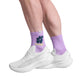 En person er iført Sayskys unisex Combat Quarter Socks i lilla - designet til performance-komfort og en ultra-åndbar følelse - sammen med hvide sportssko på en hvid baggrund.