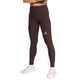 En person iført Saysky Combat+ Rib Long Tights, Dame, Coffee - mørkfarvede, højtaljede tights med et lille hvidt logo på venstre lår - sammen med hvide sneakers. Overkroppen er delvist ude af billedet.
