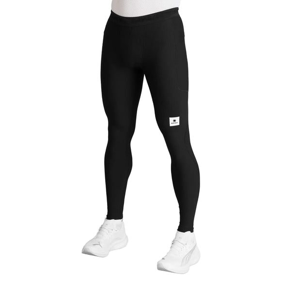 En person iført Saysky Combat+ Rib Long Tights, Herre, Sort – fremstillet af åndbart ribstof og med et lille hvidt Saysky-logo på venstre lår – samt hvide løbesko og en hvid trøje. Hovedet og den øverste del af overkroppen er ikke synlige.