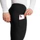 En person har Saysky Combat+ Rib Long Tights, Herre, Sort på, som har en praktisk sidelomme, hvor en lyserød smartphone er delvist stukket ind. Personen har kombineret tightsene med en hvid, langærmet skjorte med struktur, der er lavet af åndbart ribstof, og står foran en ensfarvet hvid baggrund.