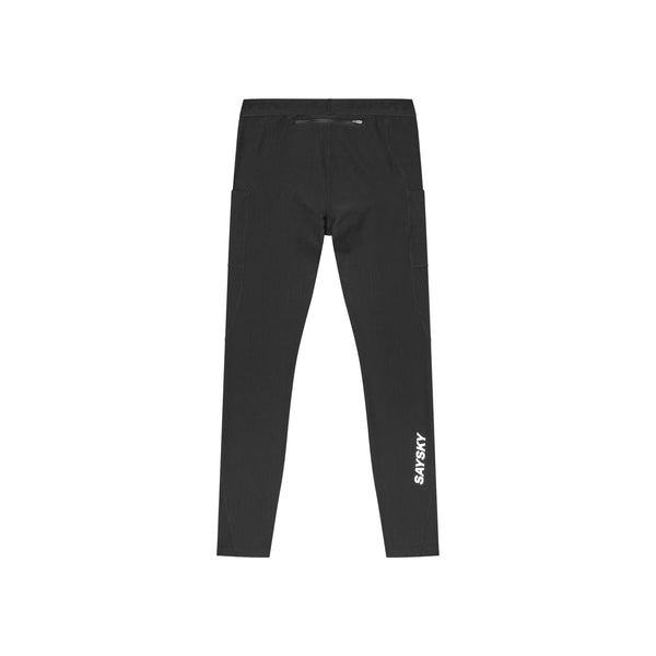 Saysky Combat+ Rib Long Tights, Herre, Sort ses her set bagfra med lommer og et hvidt SAYSKY-logo nederst på venstre ben. Disse løbetights til herrer er fremstillet af åndbart ribstof, hvilket sikrer komfort og åndbarhed. Baggrunden er ensfarvet hvid.