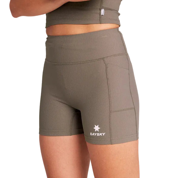 En person bærer taupe Combat+ Rib Running Short Tights 4" fra Saysky med høj linning, sidelomme og åndbart stof med et hvidt SAYSKY-logo og en stjerne på venstre lår.