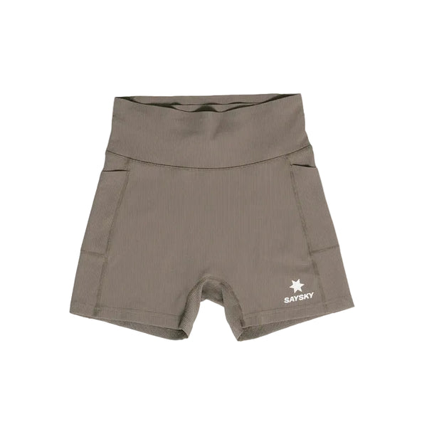 Et par højtaljede, taupe Combat+ Rib Running Short Tights 4" fra Saysky til kvinder, med sidelommer og et hvidt stjernelogo over ordet SAYSKY på venstre ben - ideel åndbar træningstøj, vist på en almindelig hvid baggrund.