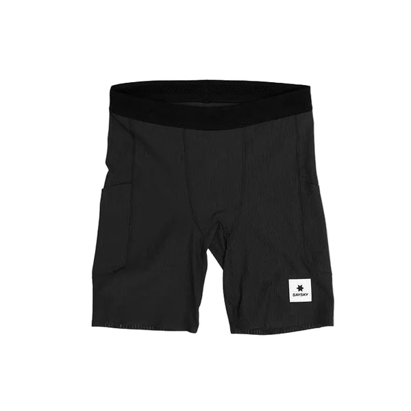Saysky Combat+ Rib Running Short Tights 8 til mænd i sort har en tætsiddende linning, sidelommer og et lille hvidt mærke med tekst og stjernelogo nederst på venstre ben. Shortsene er designet til bevægelsesfrihed og vises på en hvid baggrund.