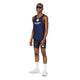 En mand står på en hvid baggrund iført Saysky-solbriller, en marineblå Saysky-tanktop og Combat+ Rib Running Short Tights 8, Herre, Black fra Saysky. Hvide sokker og sportssko fuldender hans look, der er designet til optimal bevægelsesfrihed.