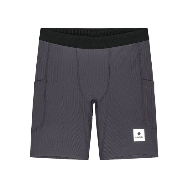 Her præsenterer vi Combat+ Rib Short Tights 8″ fra Saysky i gråt – unisex, knælange, åndbare træningstights, der er designet med henblik på komfort og alsidighed både til træning og til hverdagsbrug. Disse atletiske shorts har en sort linning, to sidelommer og et lille hvidt, rektangulært logo-mærke med en stjerne og ordet »SAYSKY« på det nederste venstre ben.