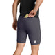 Man ser en person bagfra, der har Saysky Combat+ Rib Short Tights 8″ i gråt på, og som lægger en lille gul genstand i en lomme med lynlås bag på shortsen. Disse løbetights til mænd har et lille hvidt, rektangulært Saysky-logo tæt på forneden.