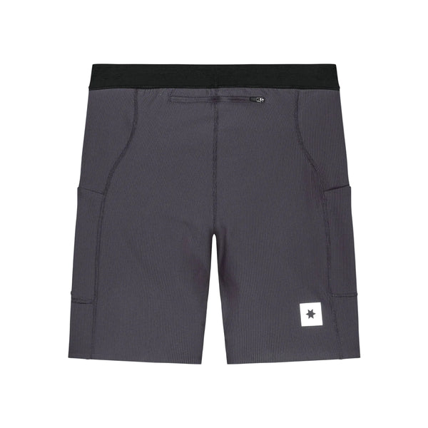 Saysky Combat+ Rib Short Tights 8″ til mænd i gråt har en sort linning, en baglomme med lynlås, to sidelommer og et lille hvidt mærke med mærkets sorte stjerne-logo nederst på venstre ben. Disse åndbare træningstights vises på en ensfarvet hvid baggrund.