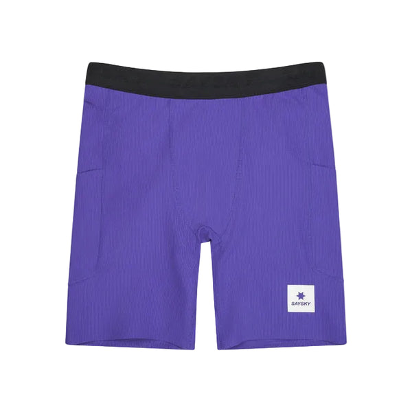 Et par Saysky Combat+ Rib Running Short Tights 8" til mænd i lilla med sort linning, to sidelommer og en hvid logopatch nederst på venstre ben. Designet til bevægelsesfrihed, lagt fladt på en hvid baggrund.