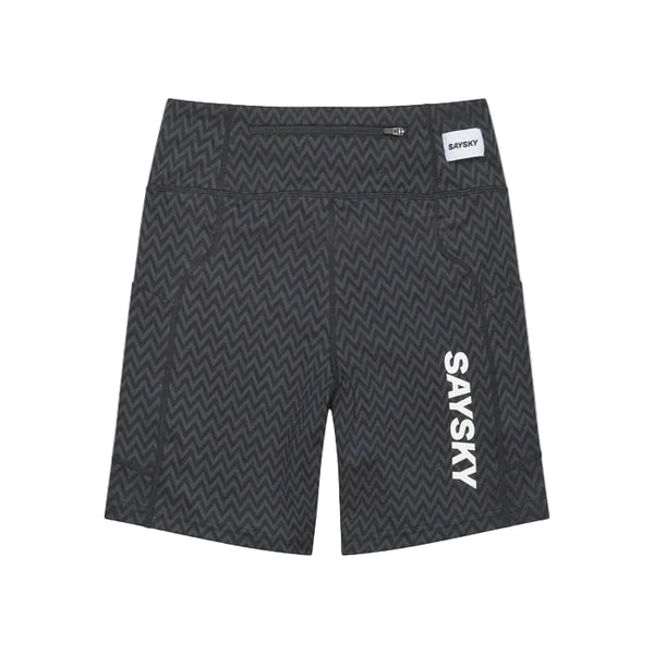 Saysky Zig Zag Combat+ Short Tights 7" til kvinder er sorte sportsshorts med zigzagmønster, fremstillet af genbrugspolyester, med Saysky-navnet i hvidt på venstre ben og et lille mærke nær linningen.