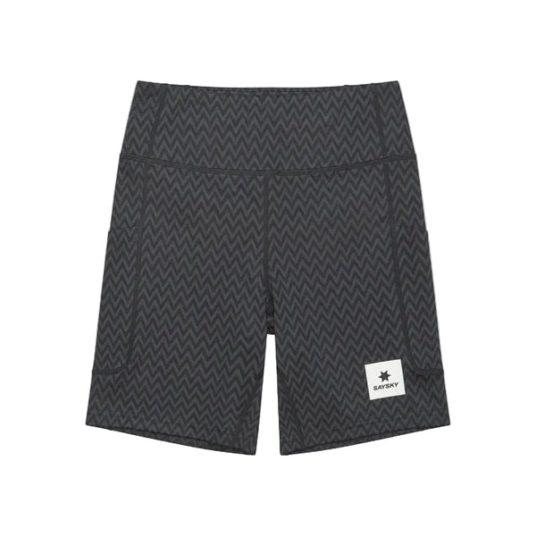 Saysky Zig Zag Combat+ Short Tights 7" til kvinder har et sort zigzagmønster, er fremstillet af genbrugspolyester og har et lille hvidt rektangulært mærke med en stjerne og ordet SAYSKY nederst på venstre ben.