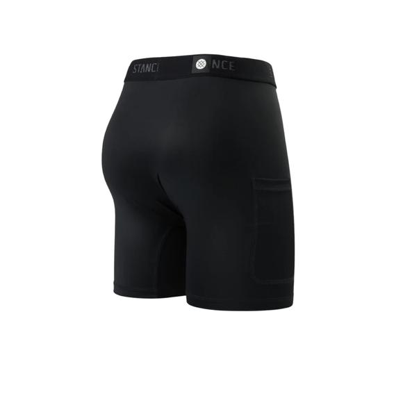 STANCE Compression Nylon Underwear for herre i sort har en længde midt på låret, elastisk logo-linning og en lille lomme på højre side. Fremstillet af fugttransporterende materiale for komfort hele dagen, vist på en hvid baggrund.